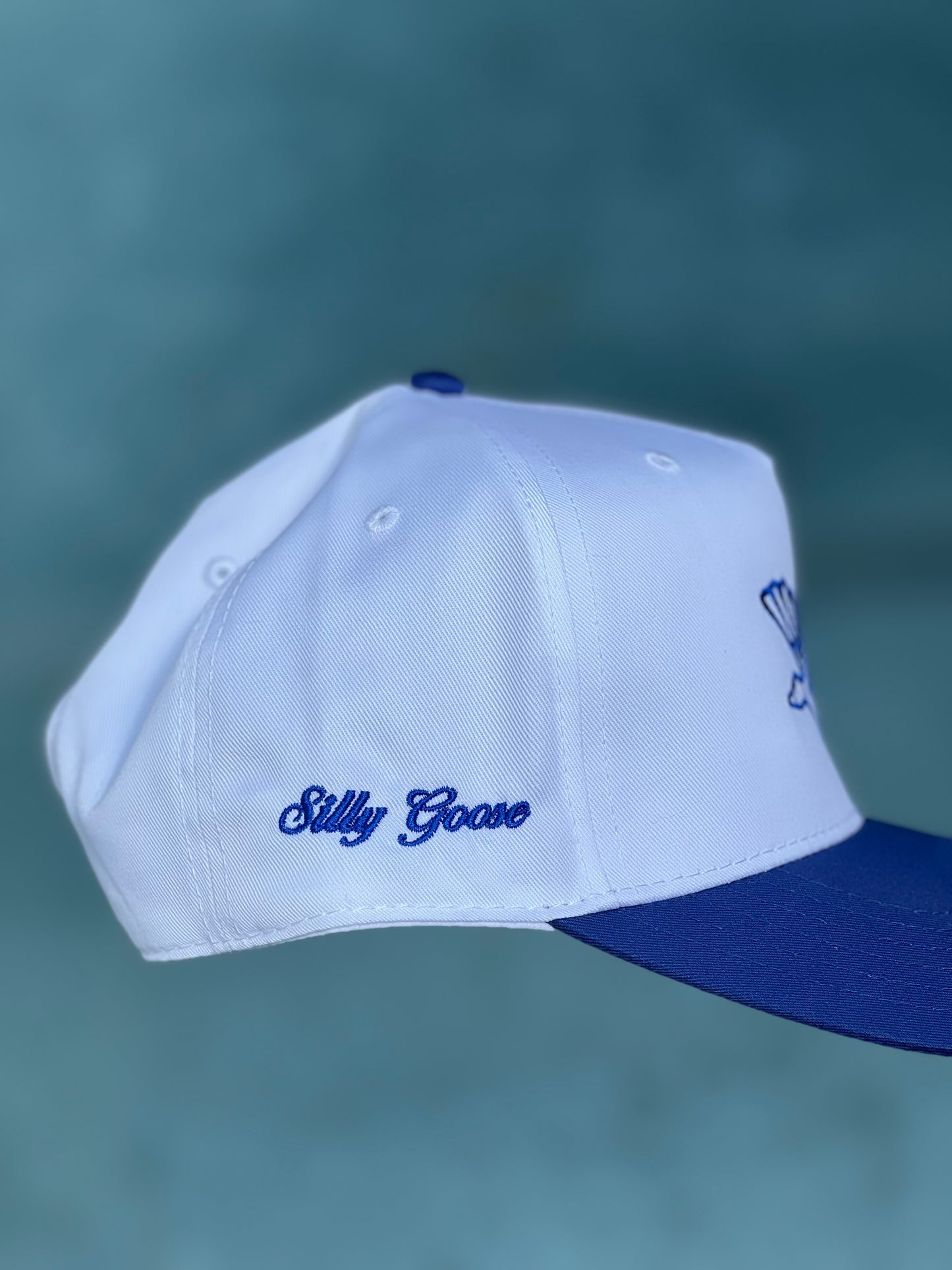 The Goose - Royal/White